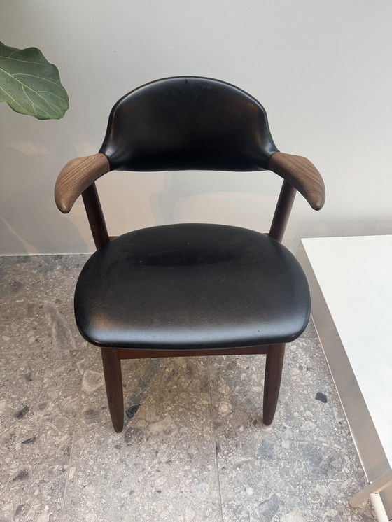 Image 1 of Stoel van koehoorn uit het midden van de 20e eeuw