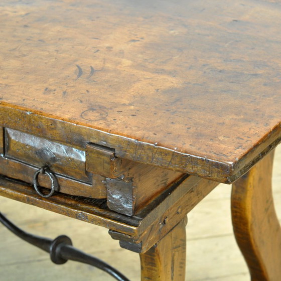 Image 1 of Table en noyer espagnol du XVIIe siècle