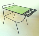 Tavolino anni '50 con piano verde mela, largo 65,5 cm.