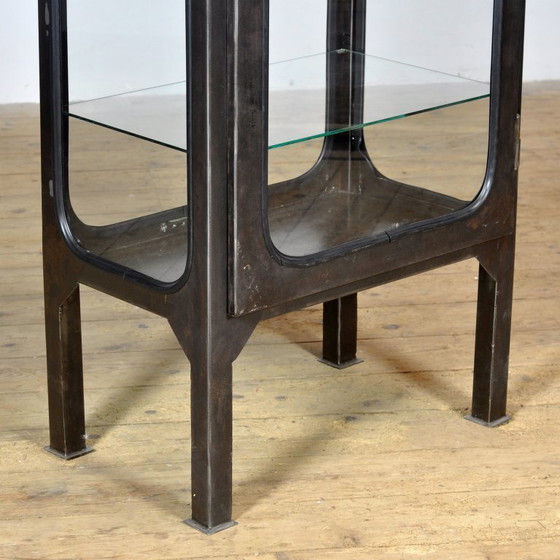 Image 1 of Armoire médicale vintage, années 1970