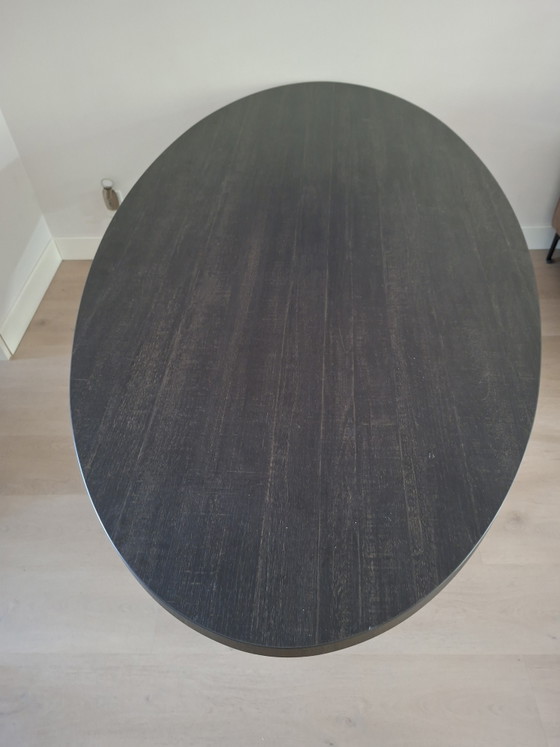 Schwarzer ovaler Esstisch mit Metallkreuzgestell – Esstische, Wood (photo 5 of 5)