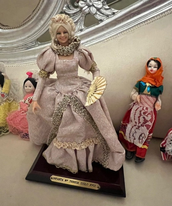 Image 1 of 8 bambole da collezione