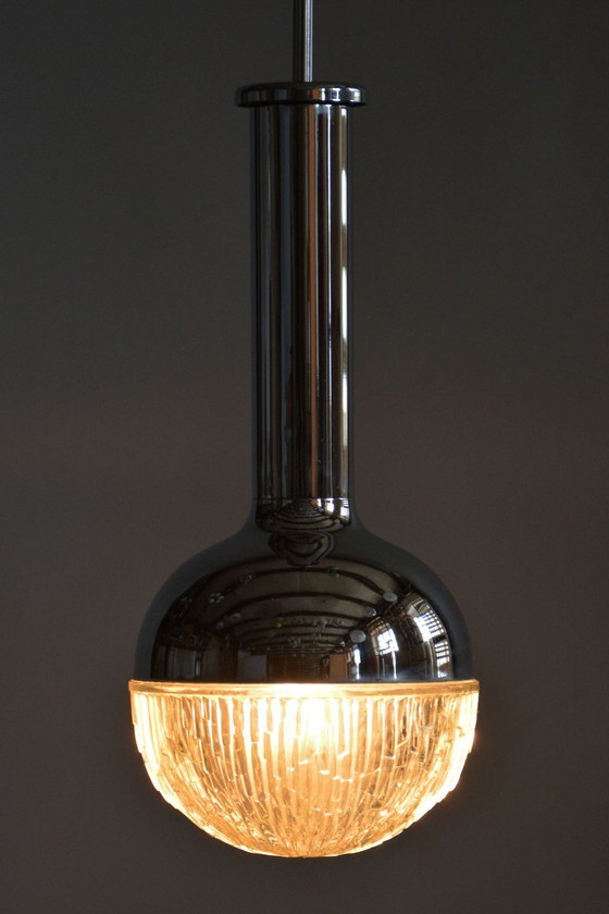 Lámpara de araña restaurada de mediados de siglo, cromo, acero, cristal, recableada, Italia, década de 1960. (photo 2 of 9)
