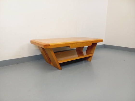Image 1 of Vintage brutalistische rechthoekige salontafel van massief iepenhout met lade uit de jaren 70.