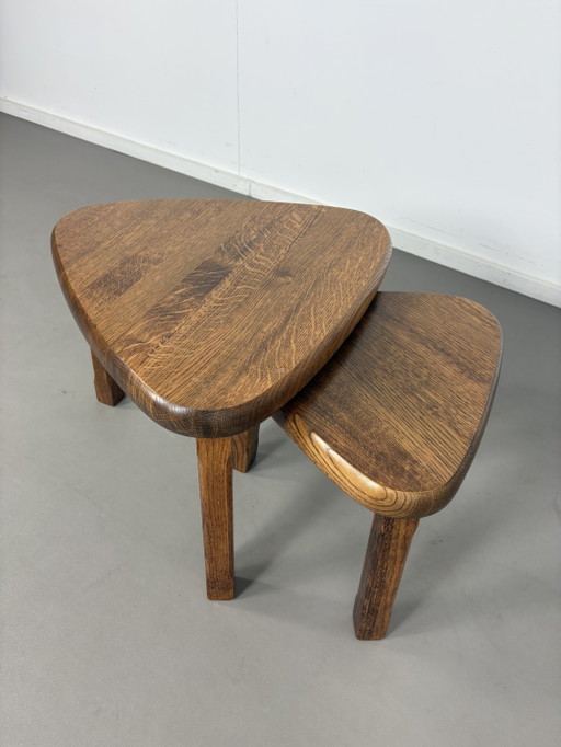 2 tables gigognes triangulaires en chêne de style brutaliste Chapo, années 1970 – bijzettafels, Wood