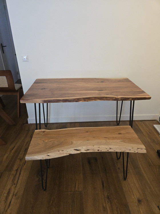 Mesa de comedor de madera con borde natural y banco a juego. – Sohome, Conjuntos de comedor, Wood (photo 3 of 6)