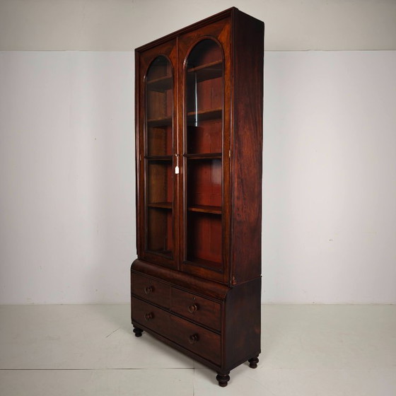 Englischer Vitrinenschrank aus dem späten 19. Jahrhundert mit Glastüren und Schubladen. – Wood (photo 15 of 15)