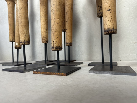 Image 1 of Cônes anciens en bois XL sur pied