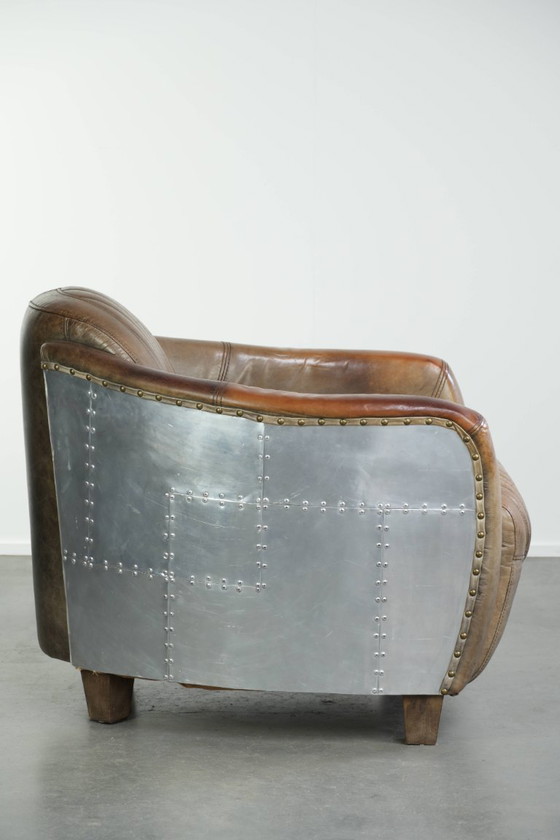 Robuster und charaktervoller Aviator Design Clubsessel aus Rindsleder mit einzigartiger Aluminiumoberfläche (photo 3 of 12)