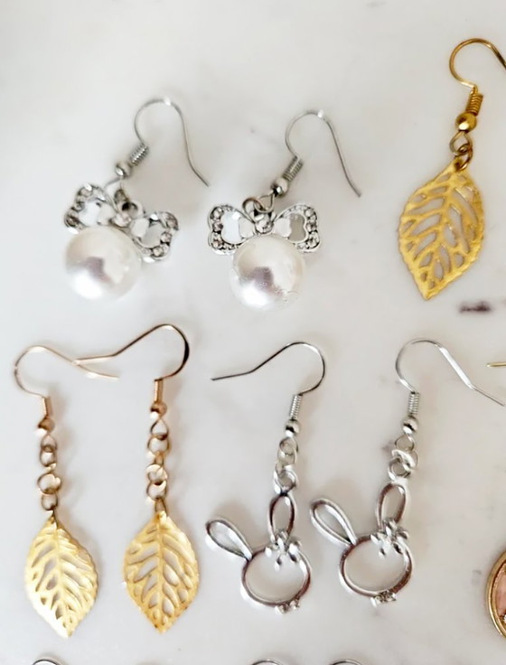 Image 1 of Lot 18 paires boucles d'oreilles fantaisie animaux chat oursons feuilles perles noël et émail