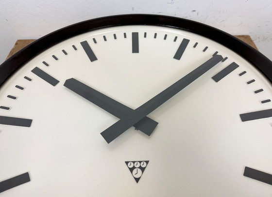 Image 1 of Grote industriële bakelieten fabriekswandklok van Pragotron, jaren 60