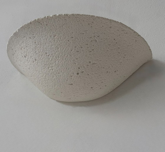 Image 1 of Een paar vintage wandlampen, mat wit stucwerk met een steenachtige afwerking, Frankrijk, 1970.