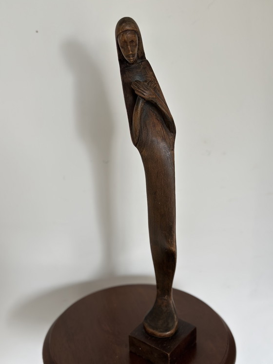 Image 1 of Sculpture religieuse moderne en bois – Figure stylisée de la Vierge (XXe siècle)