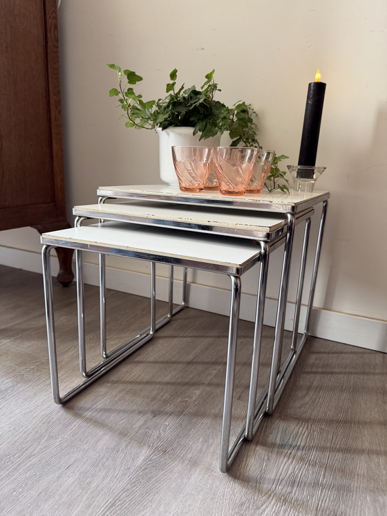 Image 1 of Mimi set Tavolini impilabili metà secolo bianchi con finiture cromate