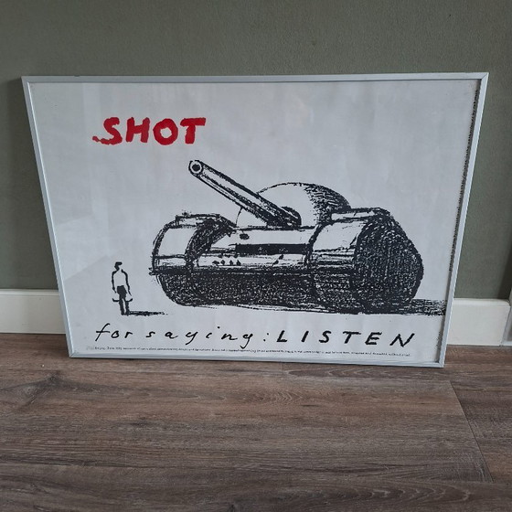 Image 1 of Colpito per aver detto: Ascolta. Tank man. L'artista Jan Bons.