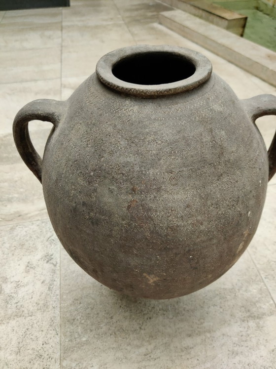 Image 1 of Pot ancien en terre cuite brun foncé avec anses et décorations