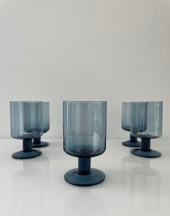 Image 1 of Juego de 5 copas escandinavas con tallo, de cristal ahumado azul.
