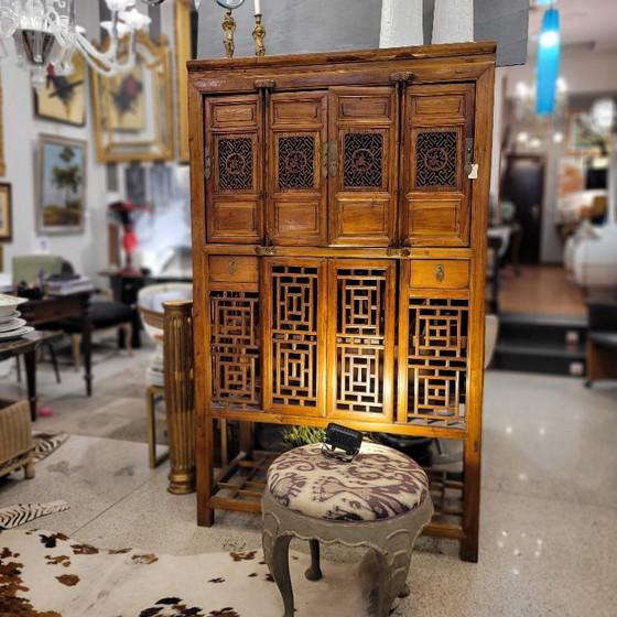 Image 1 of Mueble / Armario “Gabinete de erudito”, madera de olmo, trabajo de celosía, Dinastía Qing, s. XIX – China
