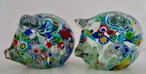 2 presse-papiers en verre de Murano Millefiori en forme de cochon.