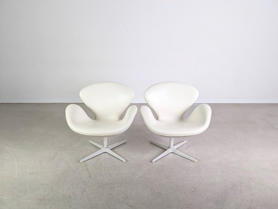 Image 1 of 2x Silla Swan original de Fritz Hansen, cuero blanco de Arne Jacobsen