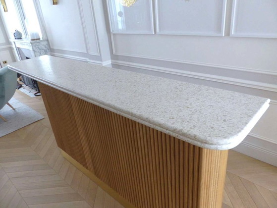 Image 1 of Moderne Bar aus massiver Eiche und doppelter Terrazzo-Arbeitsplatte – Einzigartiges Stück