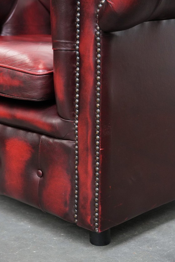 Image 1 of Chesterfield-Club-Sessel aus rotem englischem Rindsleder mit Ziernieten