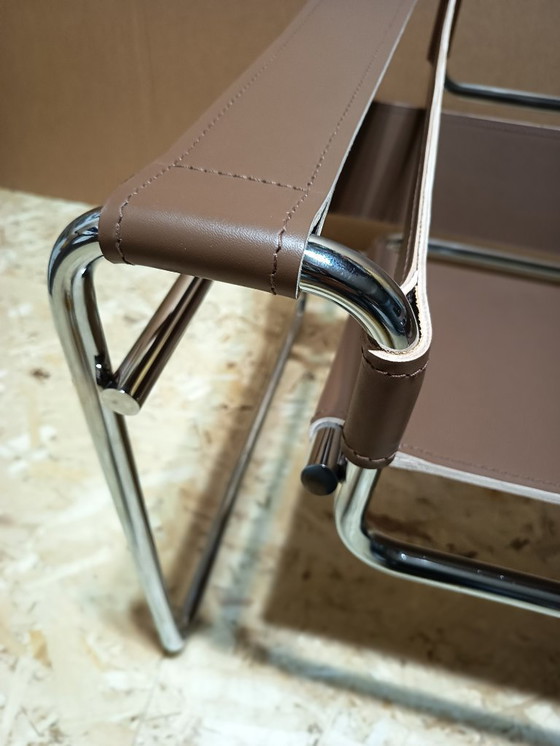 Image 1 of Poltrone Knoll Wassily B3 2 nuove/usate in pelle color noce di Marcel Breuer € 4.400