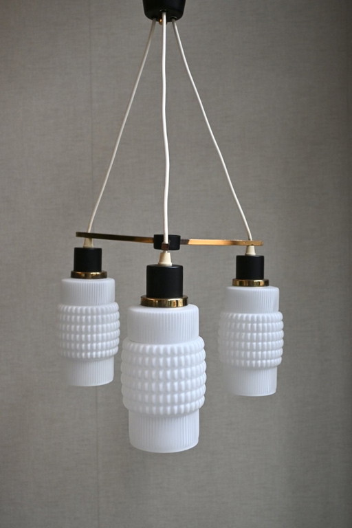 Lámpara colgante de los años 60, cristal opalino/latón/geometría