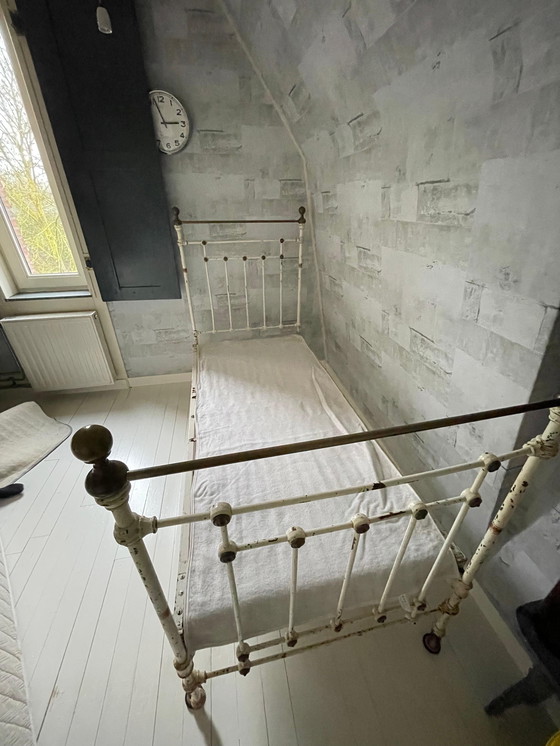 Image 1 of Lit ancien victorien en fer et laiton