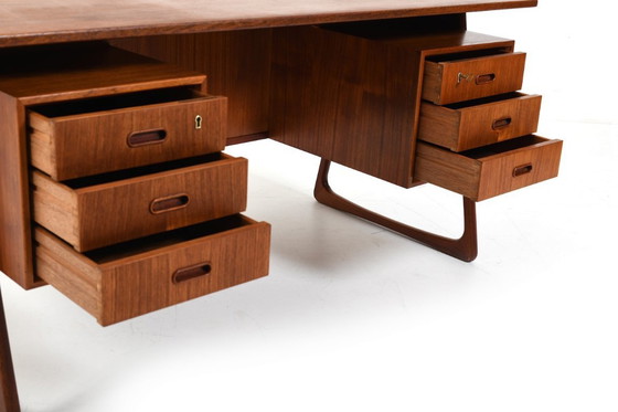 Image 1 of Svend Åge Madsen Kufenschreibtisch aus Teakholz 1960er Jahre