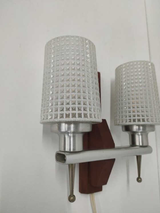 Image 1 of Skandinavische Wandlampe aus den 1950er/60er Jahren mit 2 wabenförmigen Glasschirmen