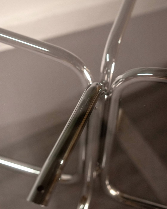 Image 1 of Mesa de comedor redonda italiana de acero cromado tubular y cristal ahumado, 1960
