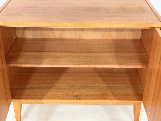 Image 1 of Commode élégante des années 1960 en chêne chaleureux / meuble vintage