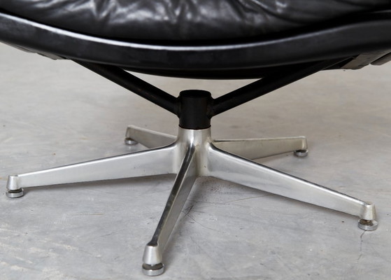 Image 1 of Vintage loungestoel en voetenbank van André Vandenbeuck voor Strässle