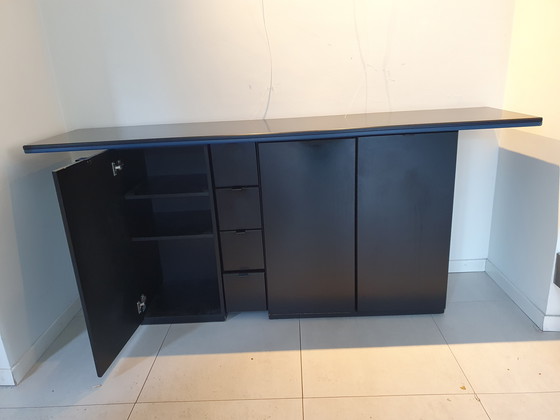Image 1 of Uniek ontwerp zwarte Pastoe dressoirkast, met blauw accent