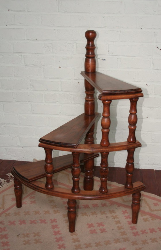 Image 1 of Alte Bibliothekstreppe in perfektem Zustand