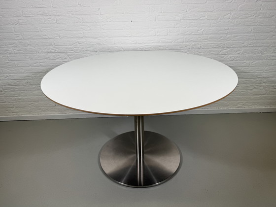Image 1 of Ronde eettafel met metalen poot en houten rand - 120 cm