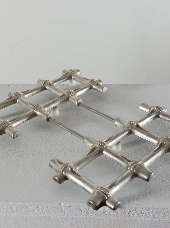 Image 1 of Sottobicchiere allungabile in stile vintage metà secolo, in metallo, con decorazioni in bambù.
