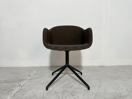 Muuto Fiber Armchair Taupe - Swivel Base Black – Textile (photo 2 of 8)