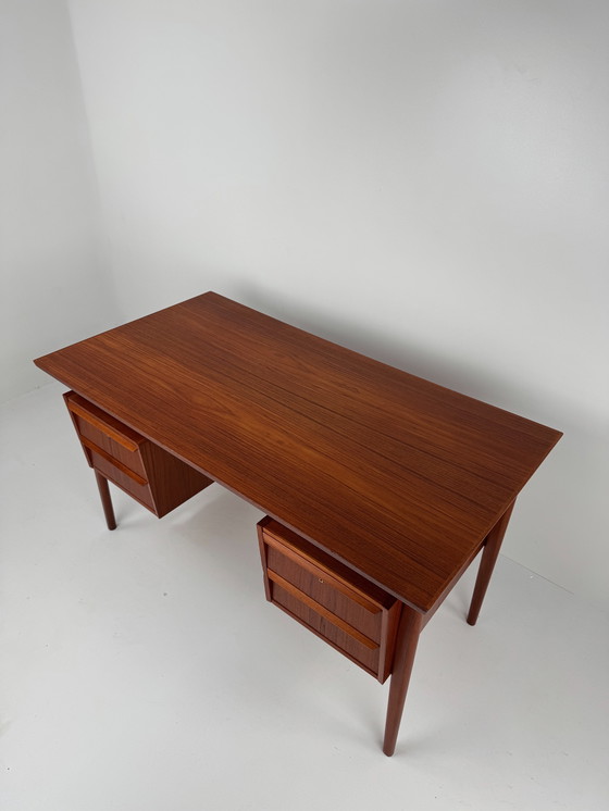 Image 1 of Dänischer Chefschreibtisch aus Teakholz – Eleganter Arbeitsplatz im Stil der Mitte des 20. Jahrhunderts