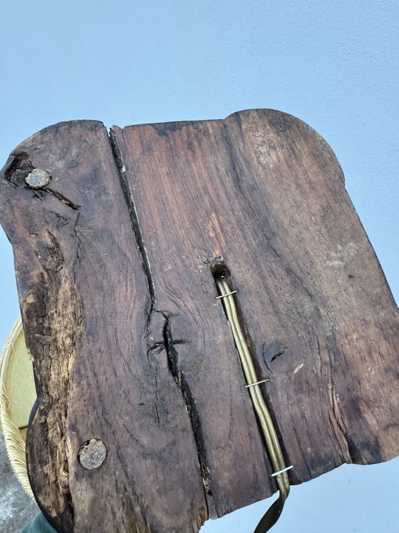 Image 1 of Antike geschnitzte Holzlampe mit einem Gesicht