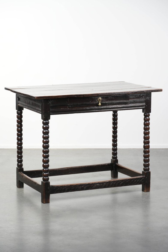 Image 1 of Uniek mooie antieke Engelse side table van eikenhout uit de 18e eeuw met een lade en mooie bobbin gedraaide poten