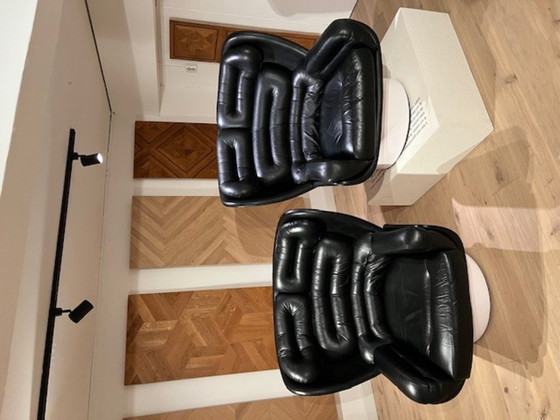Image 1 of 2 stuks originele Elda Chairs, draaifauteuils in zwartleer en wit kunststof van Joe Colombo in zeer goede staatde staat