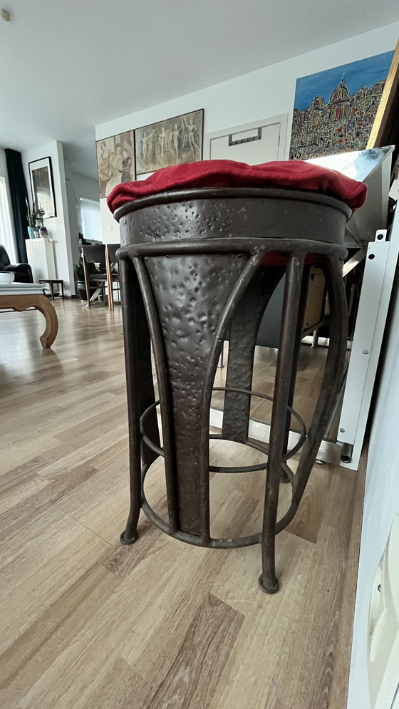 Image 1 of Paar industrielle Metallhocker mit roten Samtkissen - skulpturales Design