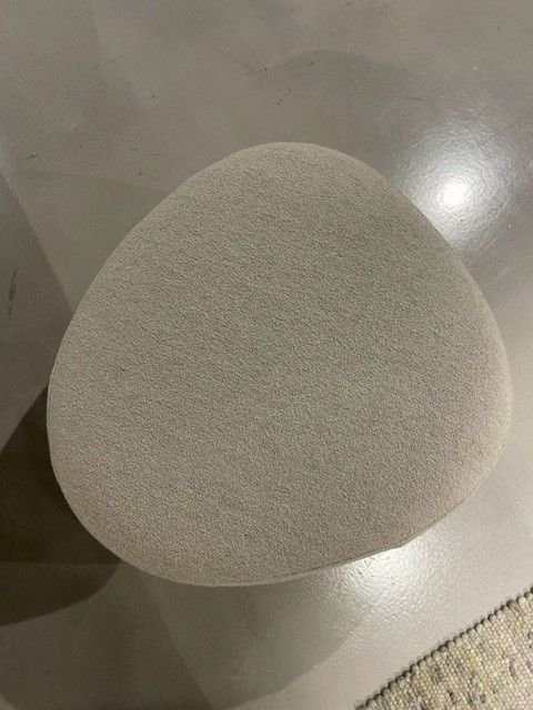 Eyye Poef Kivi Triangle Powder – Hockers en poefs (photo 2 of 3)