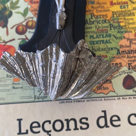 Image 1 of Crocifisso d'epoca sospeso in legno annerito e metallo, acquasantiera a forma di Cristo, antico decoro religioso