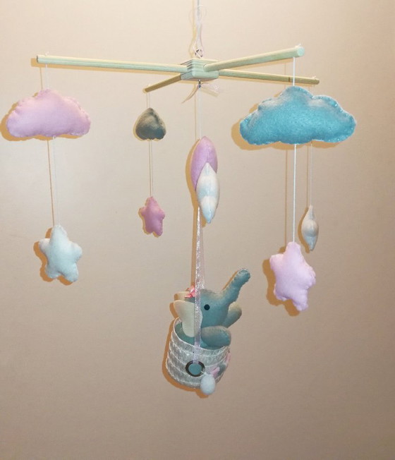 Image 1 of Móvil infantil hecho a mano "Elefante y corazones en las nubes"