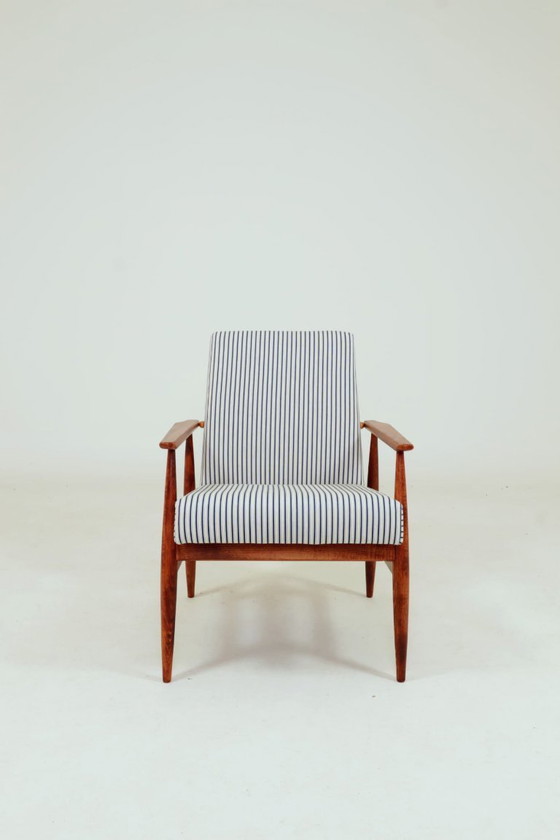 Image 1 of Poltrona in stile Mid-Century Modern con poggiapiedi in legno e tessuto di cotone a righe.
