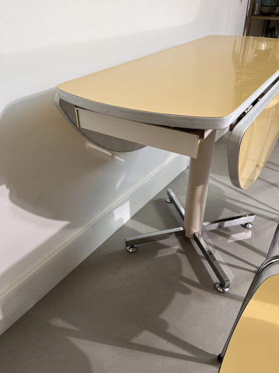 Image 1 of Tavolo in formica color giallo burro con 4 sedie