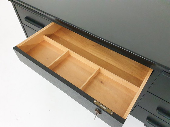 Escritorio ejecutivo de madera negra, década de 1960. – Wood (photo 6 of 21)